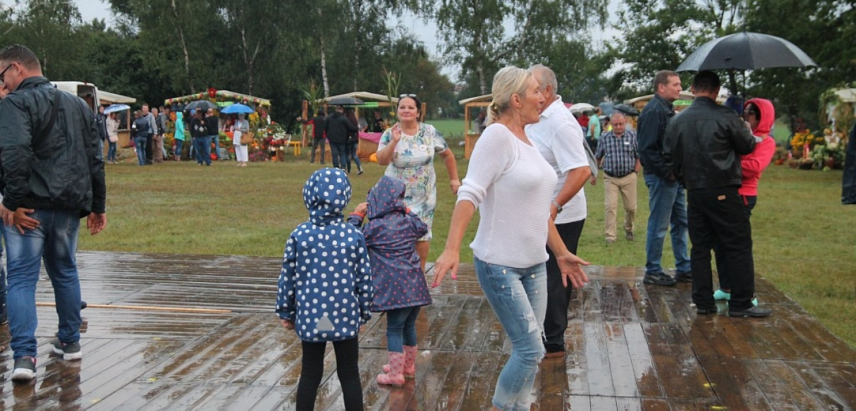 W Spalonej wszyscy tańczyli mimo deszczu 
