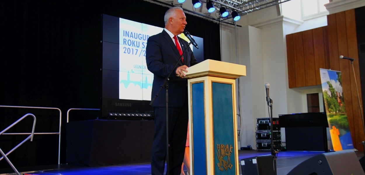 Inauguracja roku szkolnego. Prymusi ze stypendiami