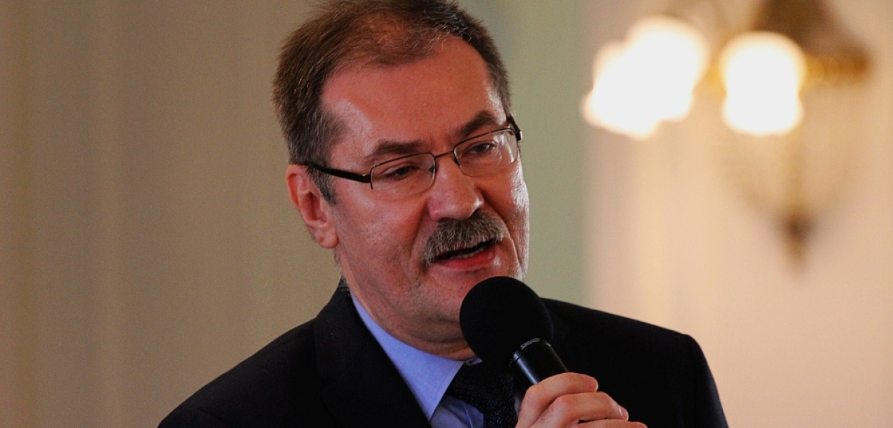 Kurator zaśpiewał, a potem odznaczył nauczycieli