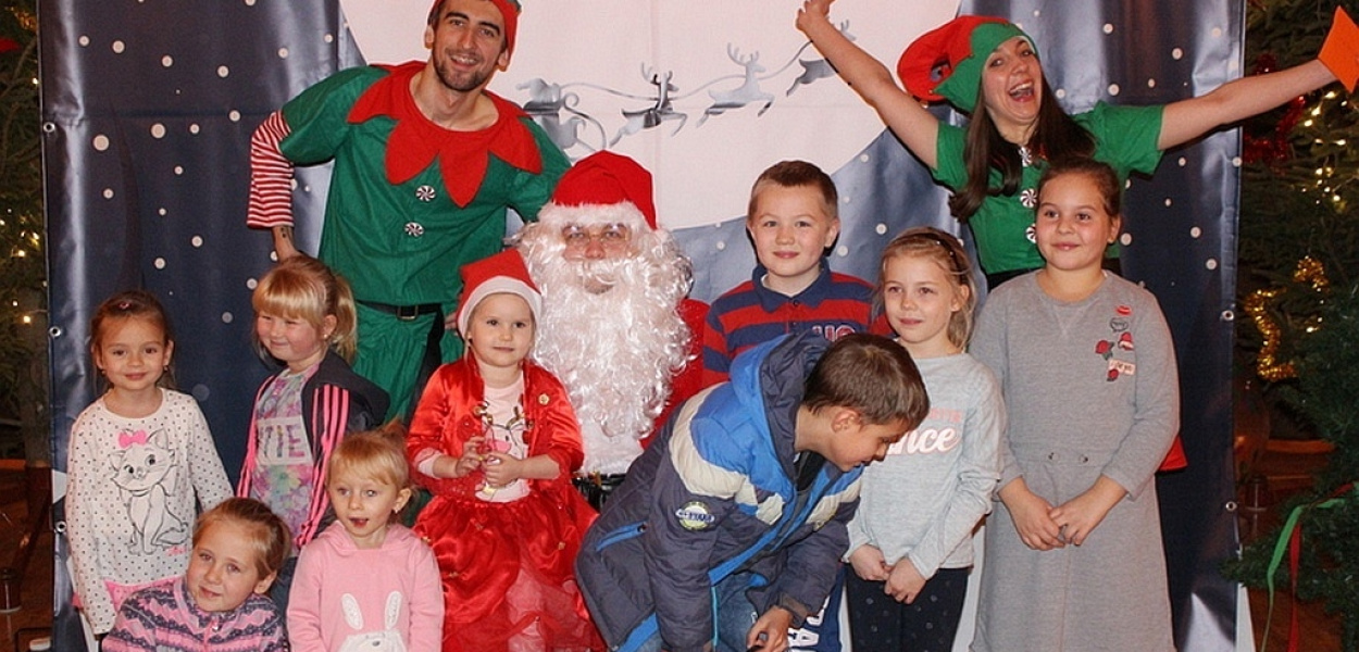 Sanie Świętego Mikołaja suną przez Legnickie Pole