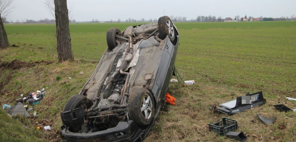 Zakończył podróż na dachu w rowie za hutą