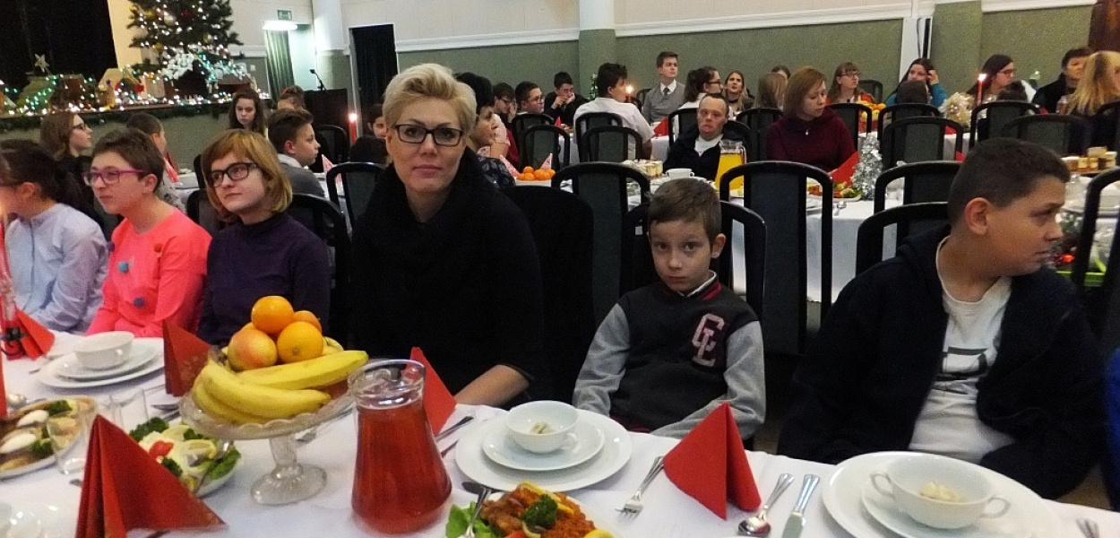 Wigilia integracyjna, życzenia, kolędy i prezenty