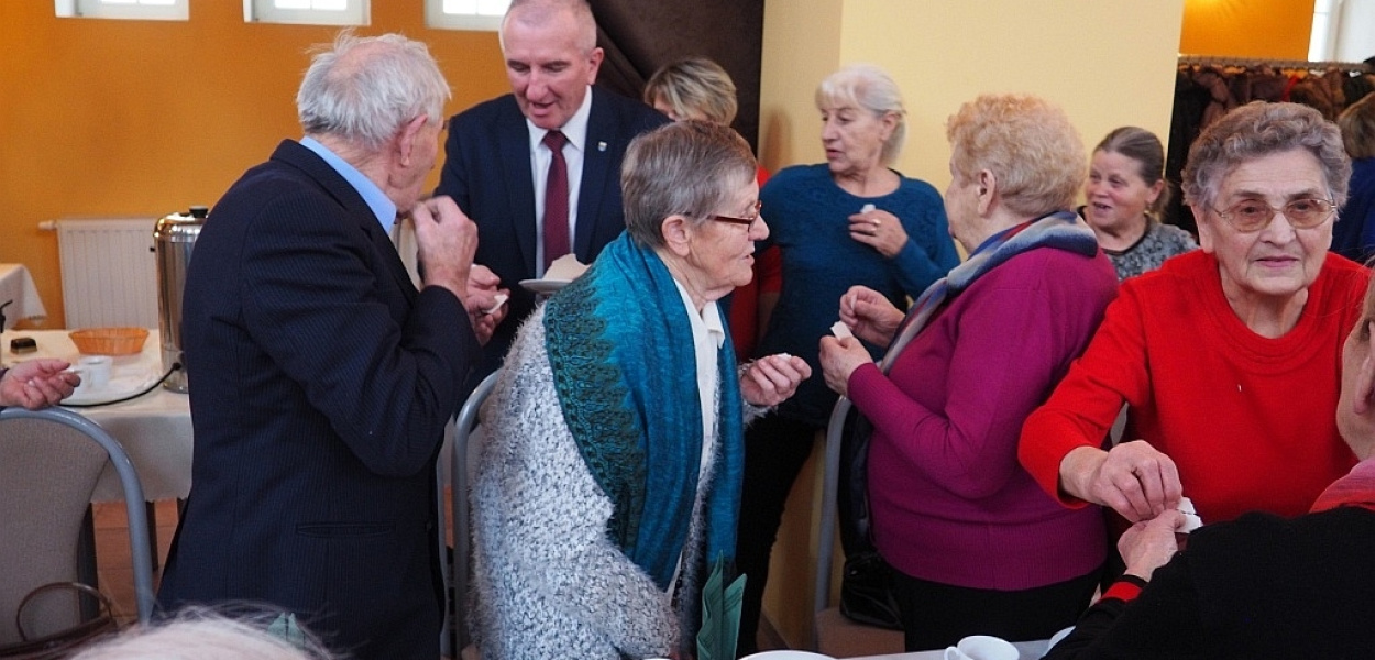 Przełamali się opłatkiem i zasiedli do stołu