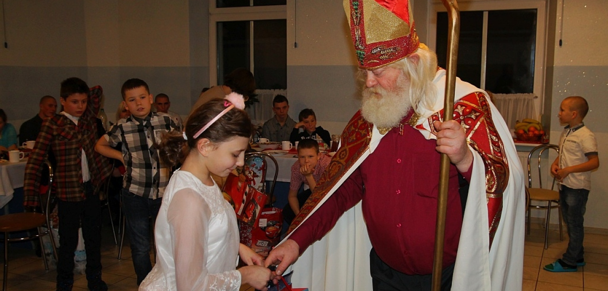 Hutniczy Mikołaj z wizytą u dzieci na ul. Słubickiej