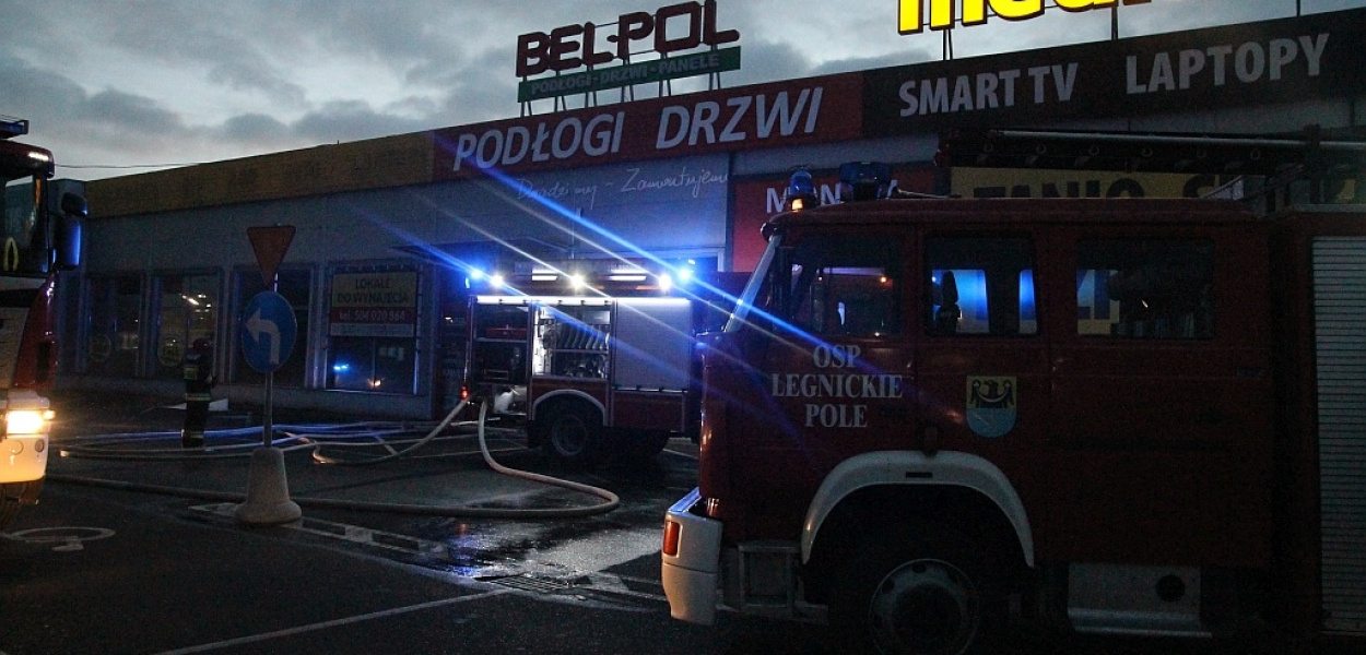 Groźny pożar na byłym lotnisku. Palił się sklep