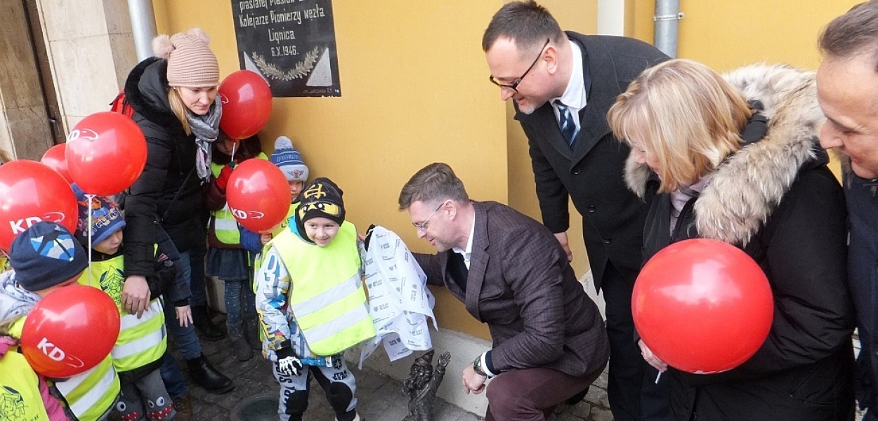 Legnica ma rzeźbę kolejarskiego krasnala