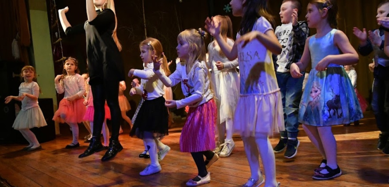Taneczne popołudnie najmłodszych i najstarszych