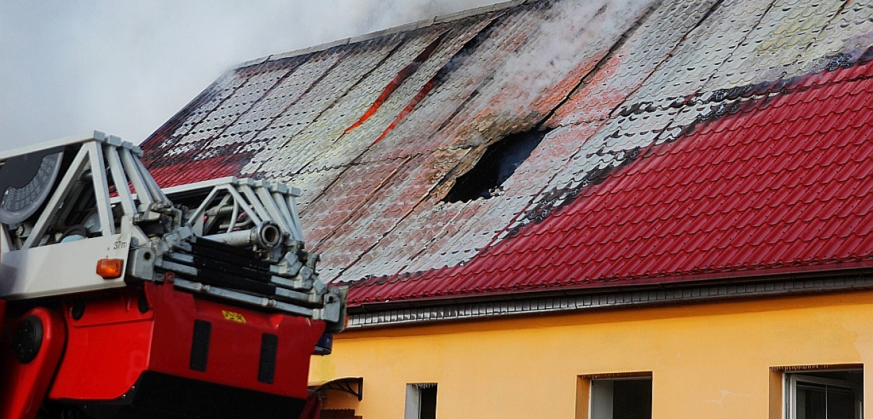 Groźny pożar w Jakuszowie. Płonie budynek mieszkalny
