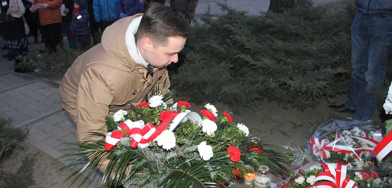 Legnicka prawica z kwiatami przy obelisku