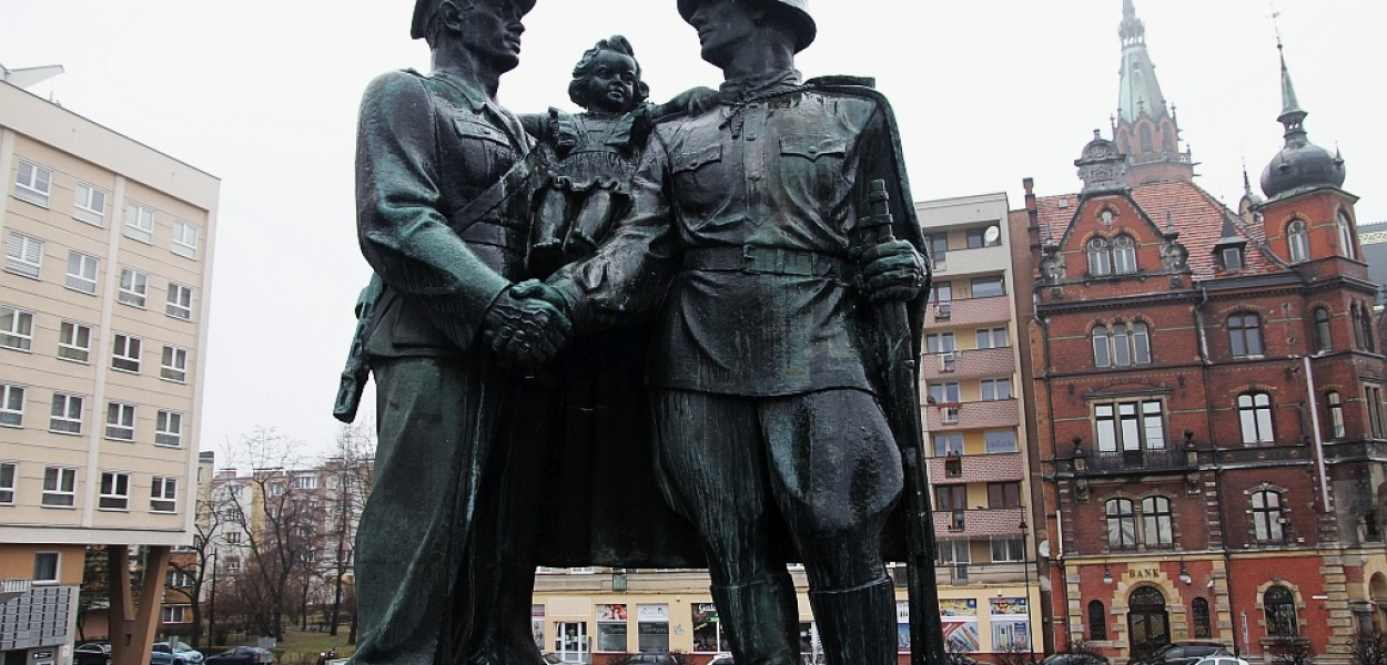 To już ostatnie dni stalinowskiego pomnika
