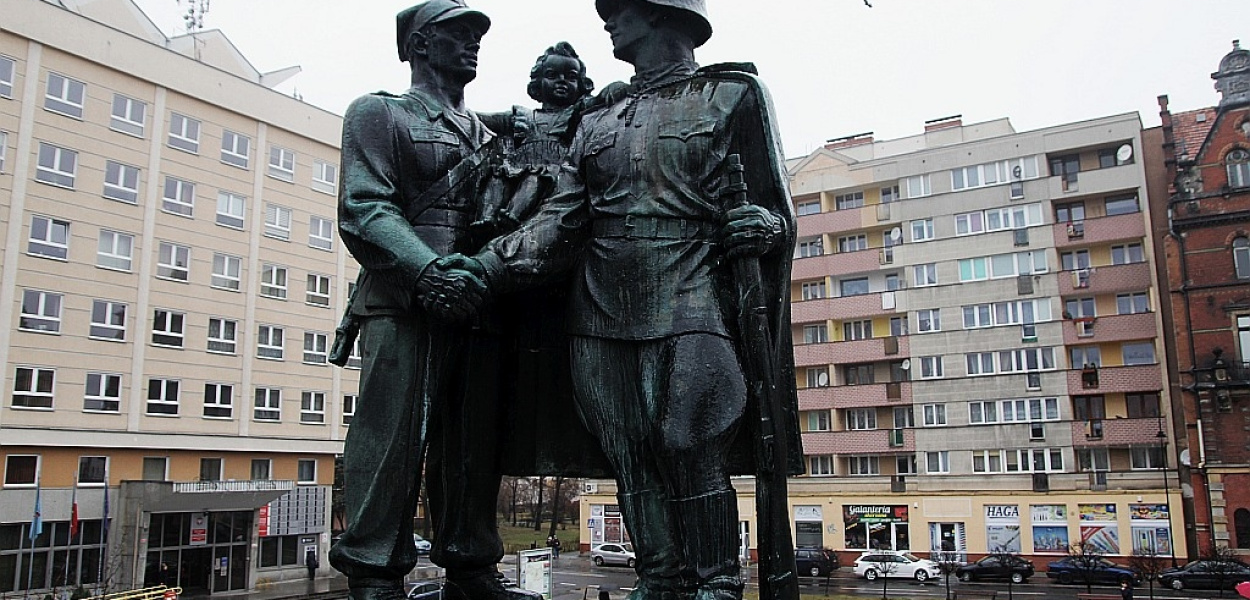 W sobotę eksmisja pomnika wdzięczności