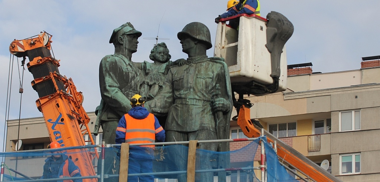 Pomnik wdzięczności odjechał na ciężarówce