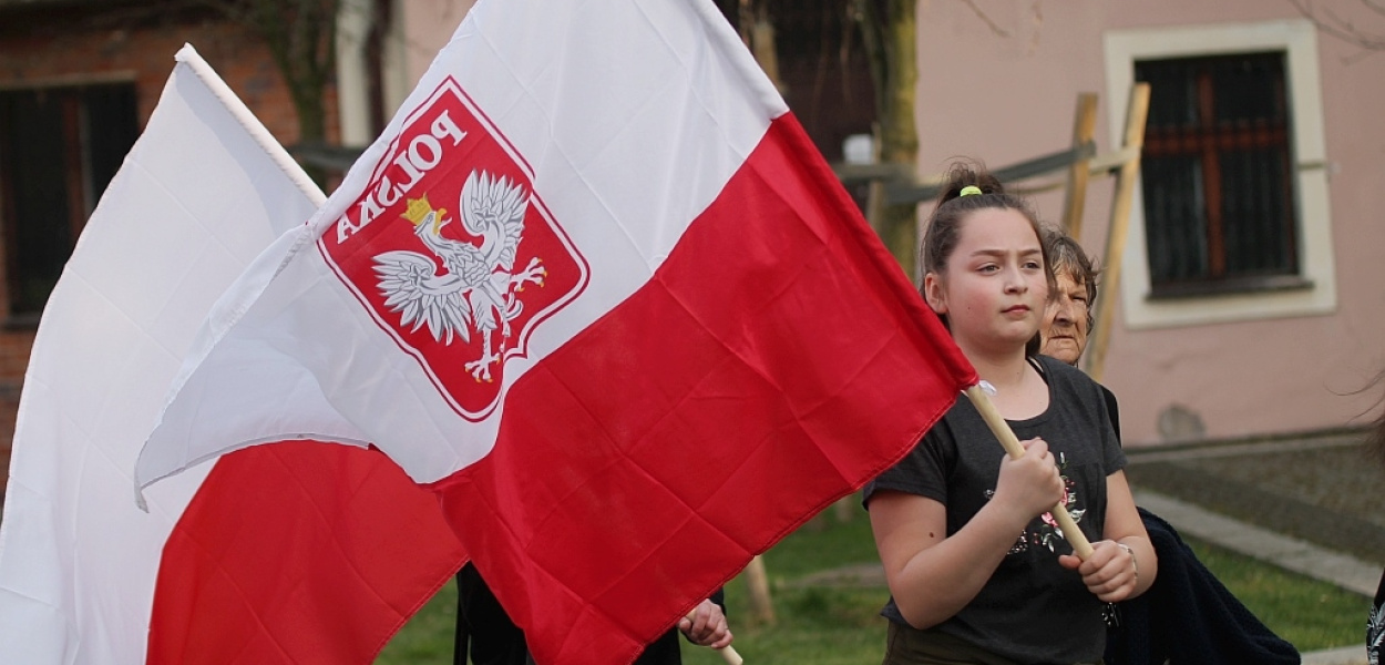 Wieniec, znicze i apel dla ofiar katastrofy smoleńskiej