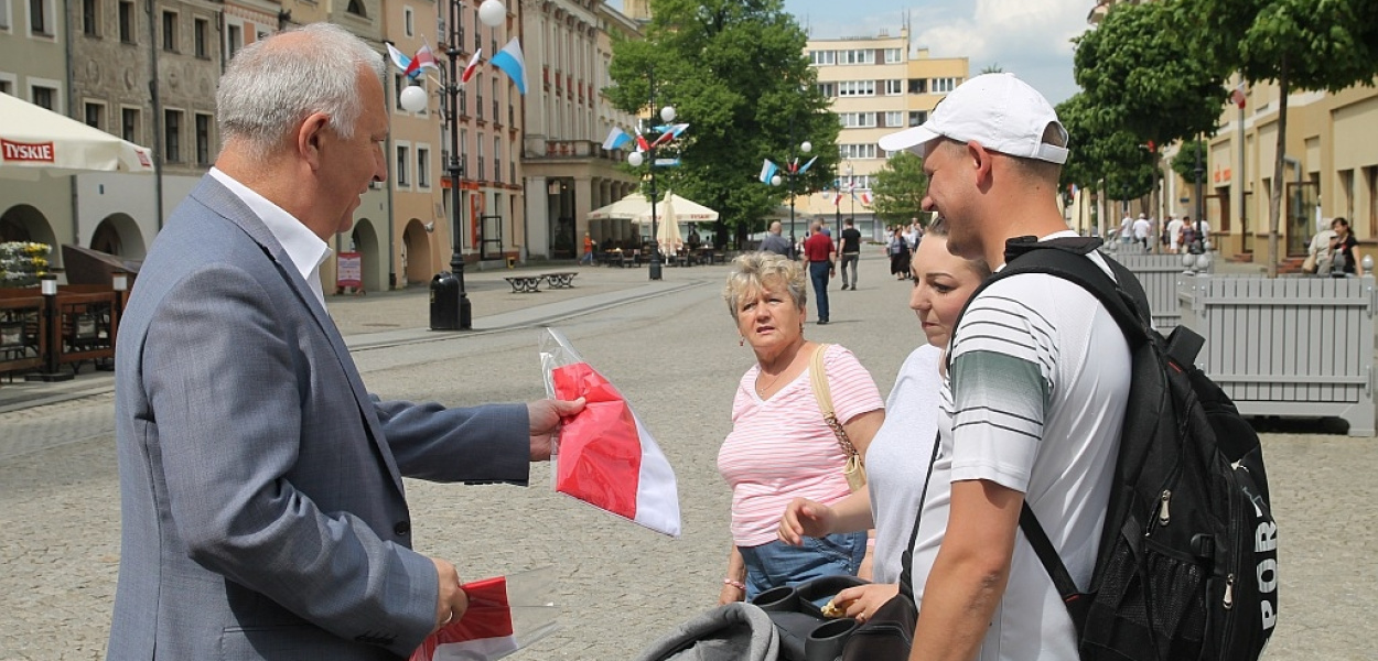 Krzakowski z Tyszkiewiczem rozdawali narodowe flagi
