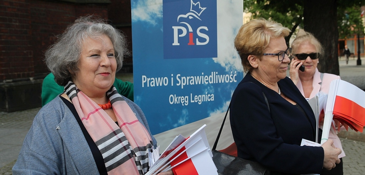 Flagi dla legniczan od parlamentarzystek PiS