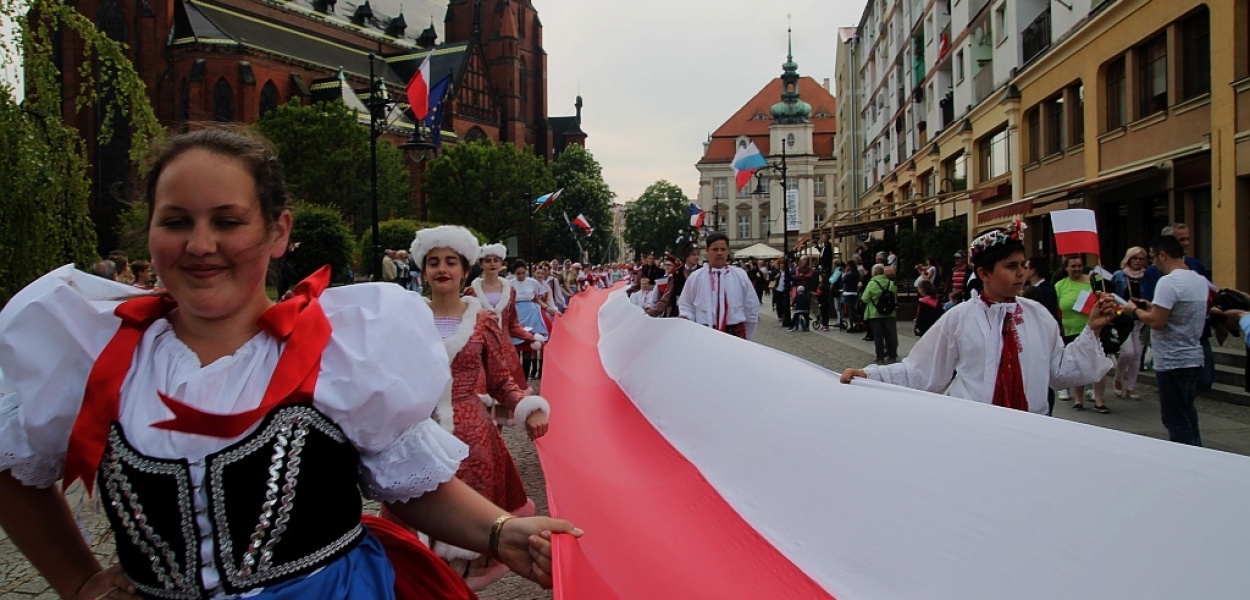 Wielka biało-czerwona flaga w legnickim rynku