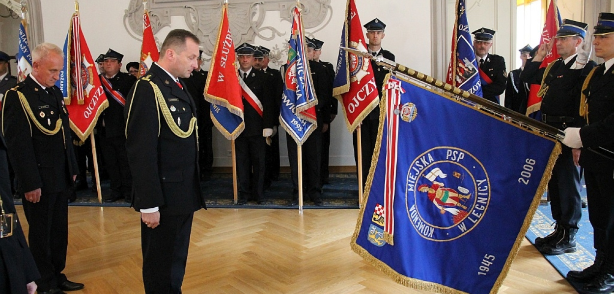 Świętują strażacy z Legnicy. Awanse i odznaczenia