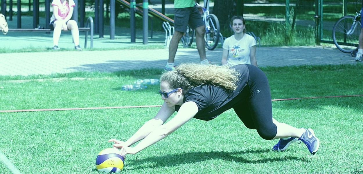 Legniccy uczniowie grali w piłkę nożną i siatkówkę