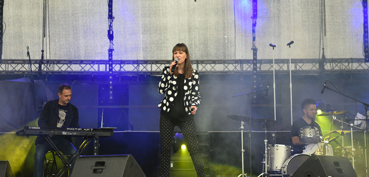 Święto Legnicy: pierwszy koncert w strugach deszczu