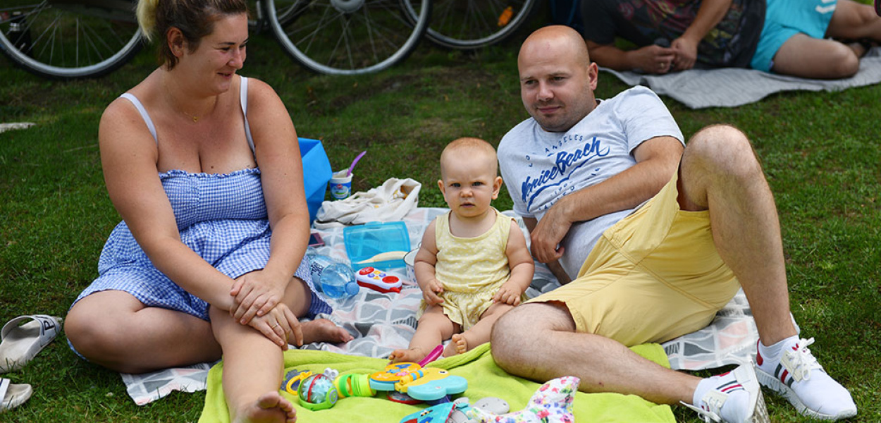 Kosze pełne jedzenia i twarze pełne uśmiechów