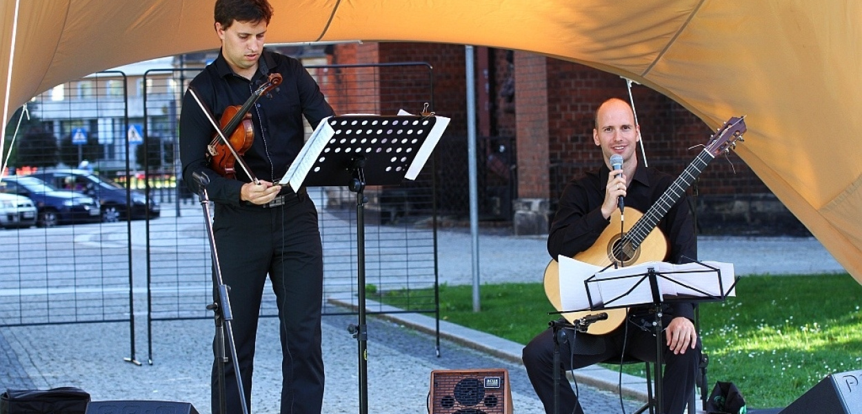 Dziesięć strun i podróż do świata klasyki