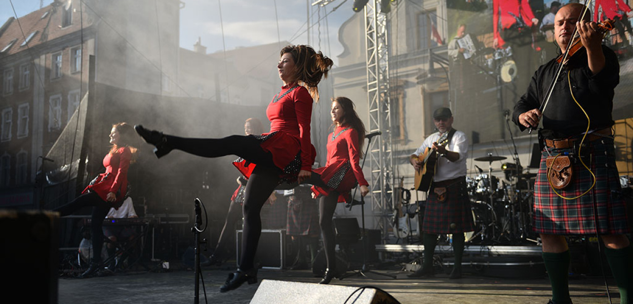 Ulica NMP bawi się w najlepsze. Legniczanie również
