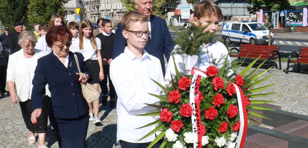 Kwiaty pod pomnikiem w rocznicę radzieckiej agresji