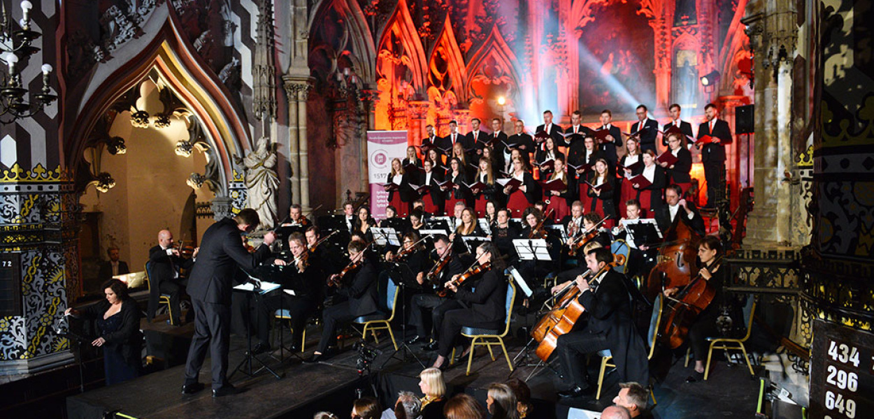 Światło, dźwięk, śpiew. Koncerty pełne emocji