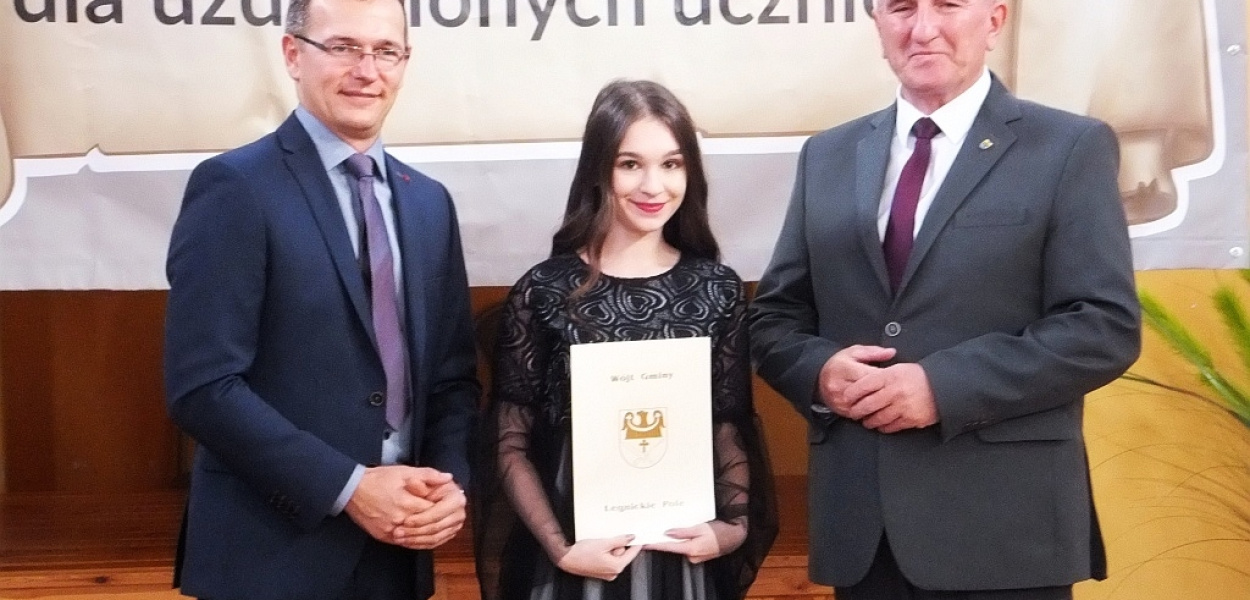 Henryk Babuśka wręczył stypendia najlepszym uczniom