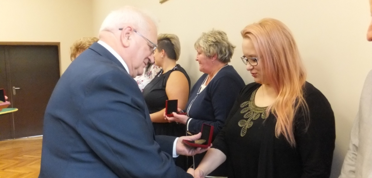 Pamiątkowe medale z okazji dwudziestolecia powiatu