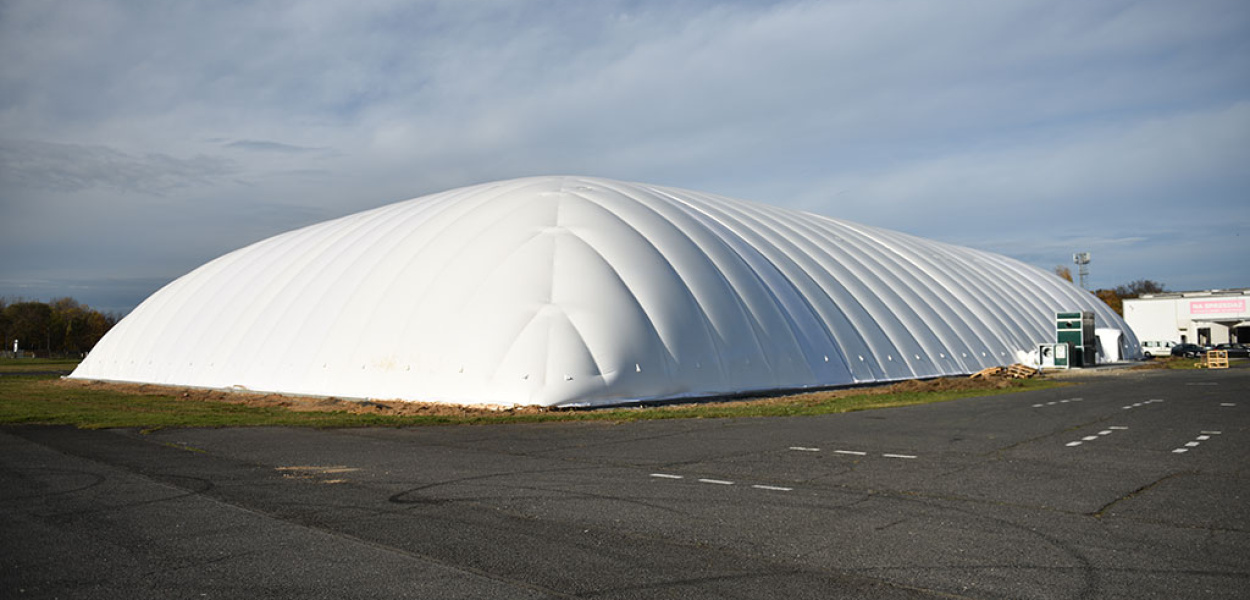 W piłkę nożną, w hali na lotnisku zagrają nawet zimą 