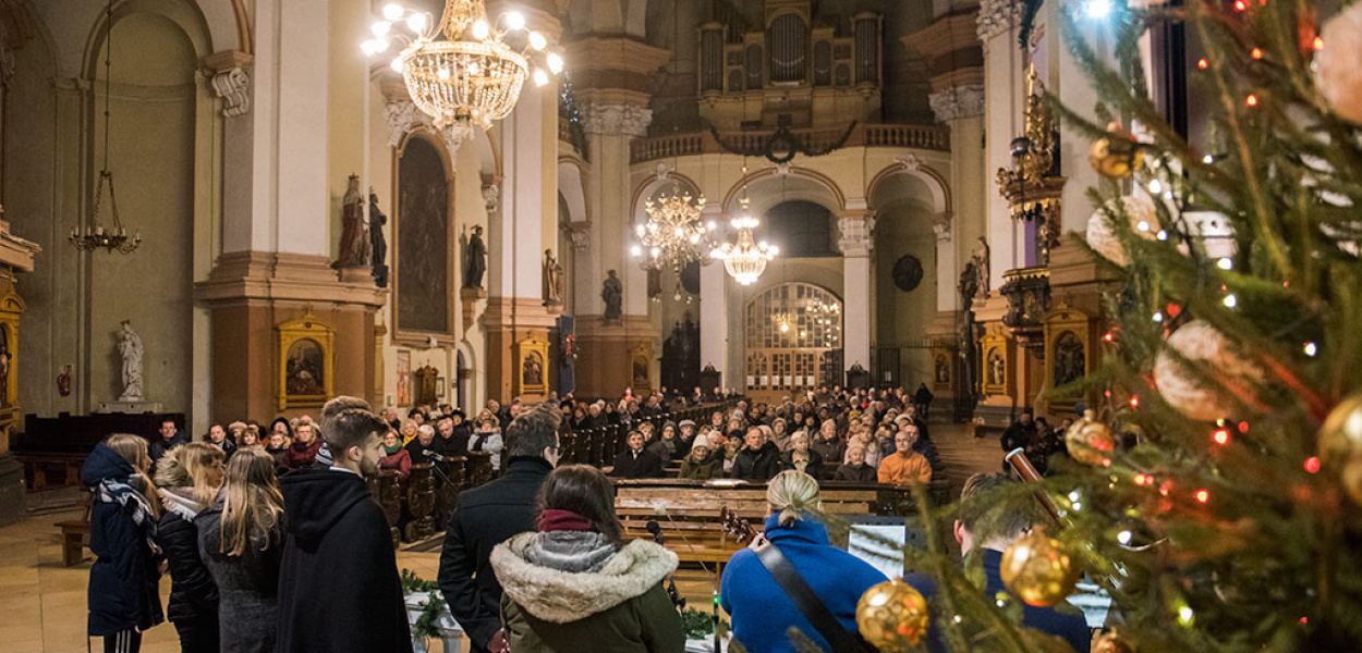 Ich głosy niczym kamertony poruszyły wszystkie struny serc 