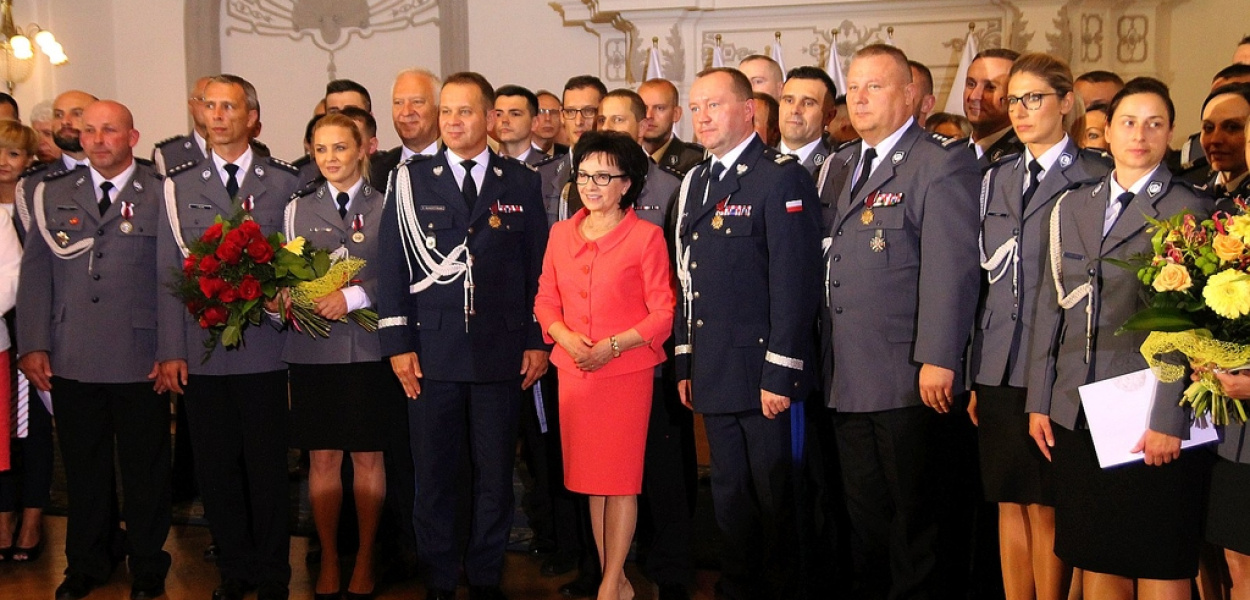 Komplementy i awanse dla policjantów od samej minister 