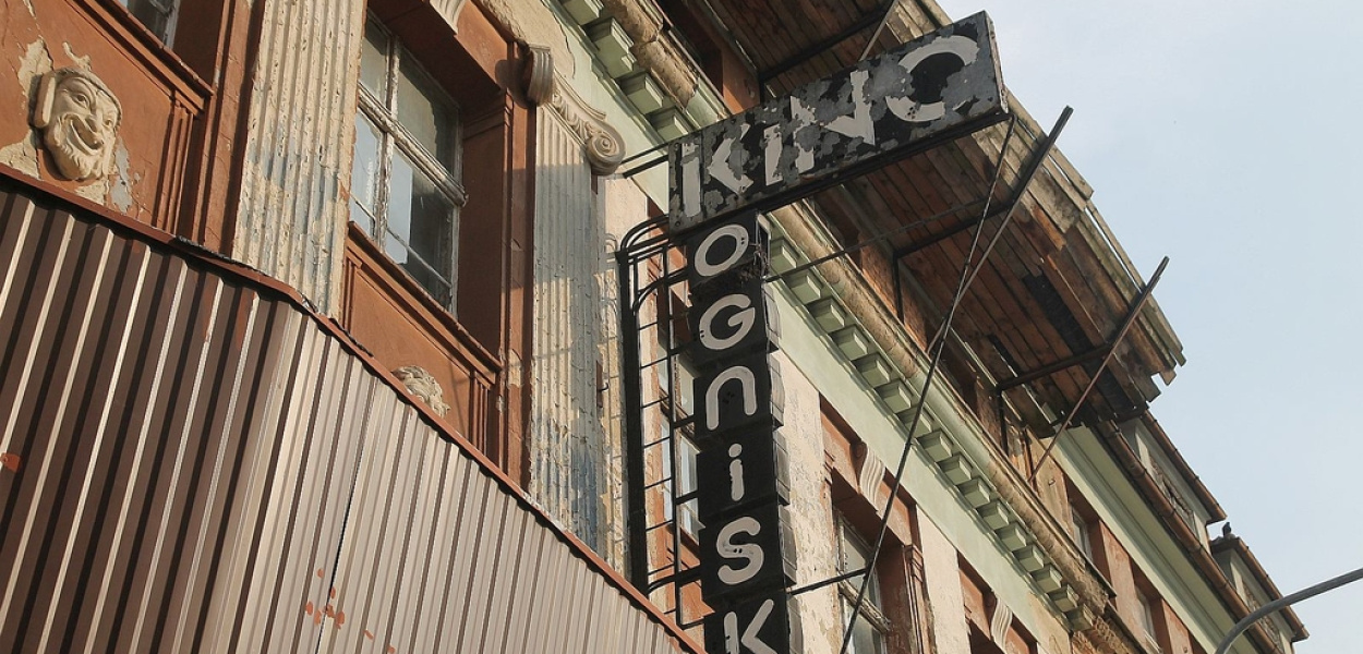 Spacerowali krętymi ścieżkami filmowej Legnicy