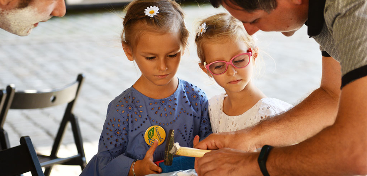 Droga do Galerii Sztuki przez „Familiadę” 