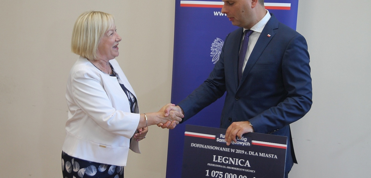 Rządowe wsparcie na budowę dróg. Wojewoda wręczył promesy