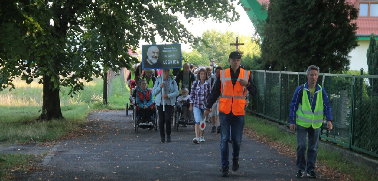 Niepełnosprawni pielgrzymują do Krzeszowa
