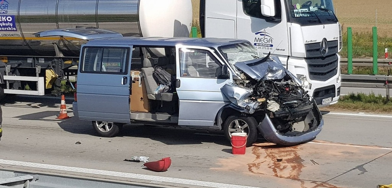 Zderzenie busa z cysterną. Ruch na autostradzie utrudniony