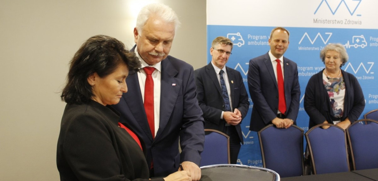 Wiceminister zdrowia przywiózł pieniądze na nowe karetki pogotowia