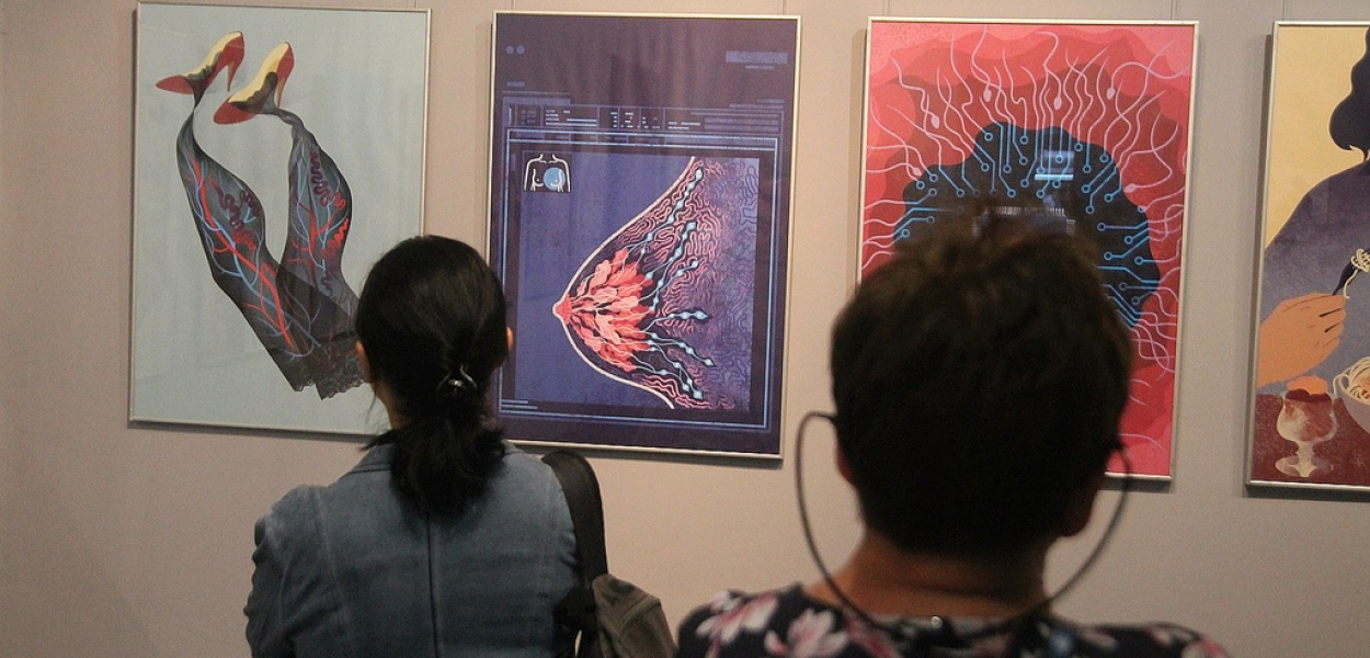 Kobieta ma nieskończenie wiele barwnych twarzy