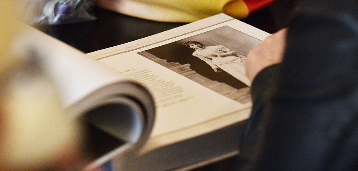 Wszystkie szekspirowskie role Modrzejewskiej na kartach albumu