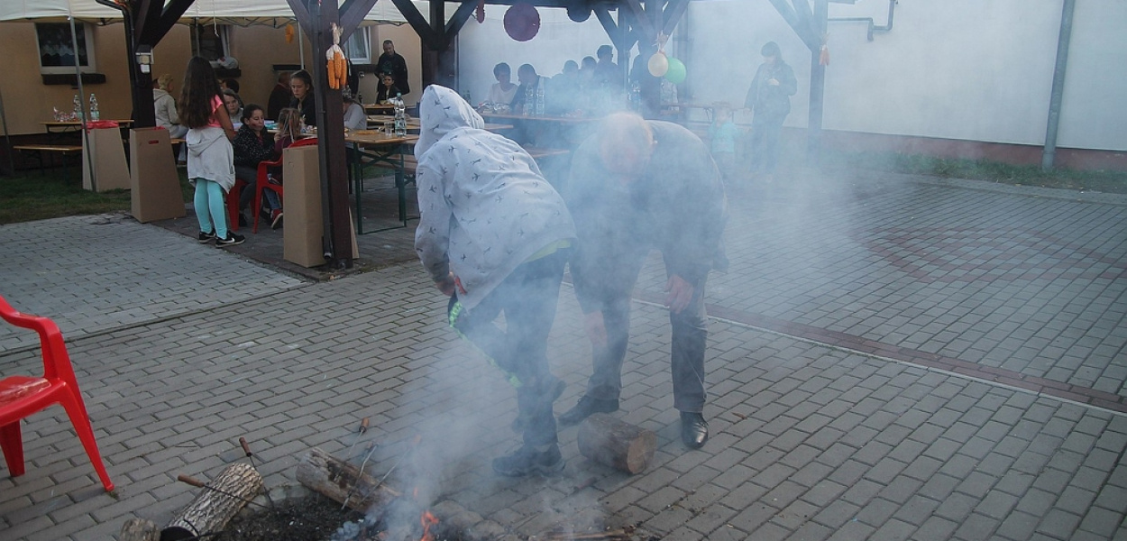 W Szczytnikach Małych ziemniaki w ognisku, prosię na talerzach