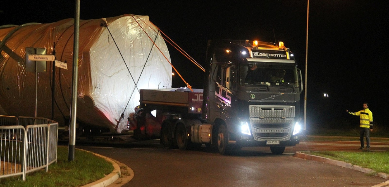 Transport ponadgabarytowy przejechał nocą przez Legnicę