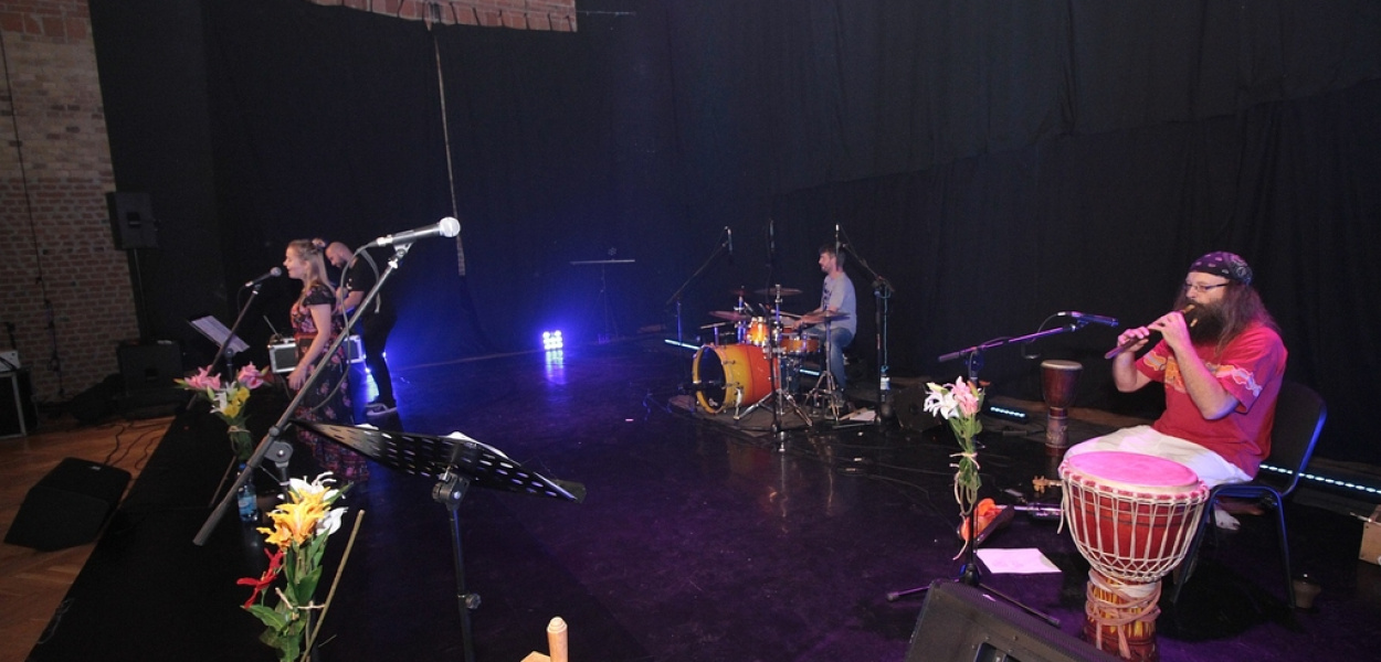 Wsparli Kamila muzyką, słowem i gestem