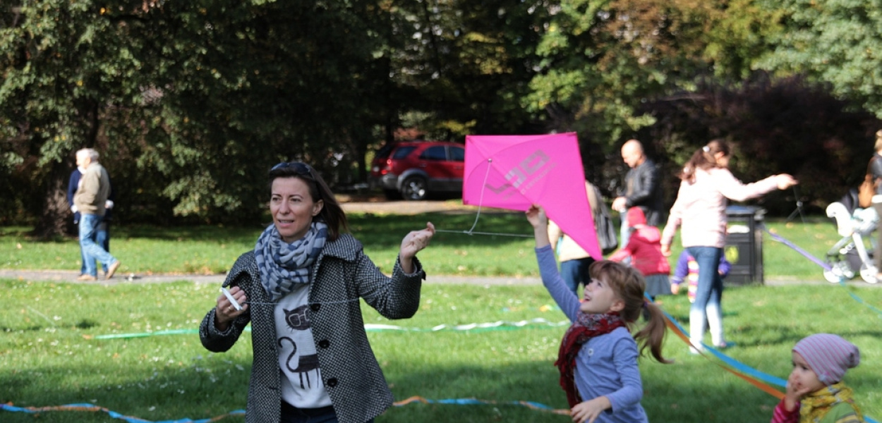 Barwne latawce szybowały w niebo w Parku Miejskim