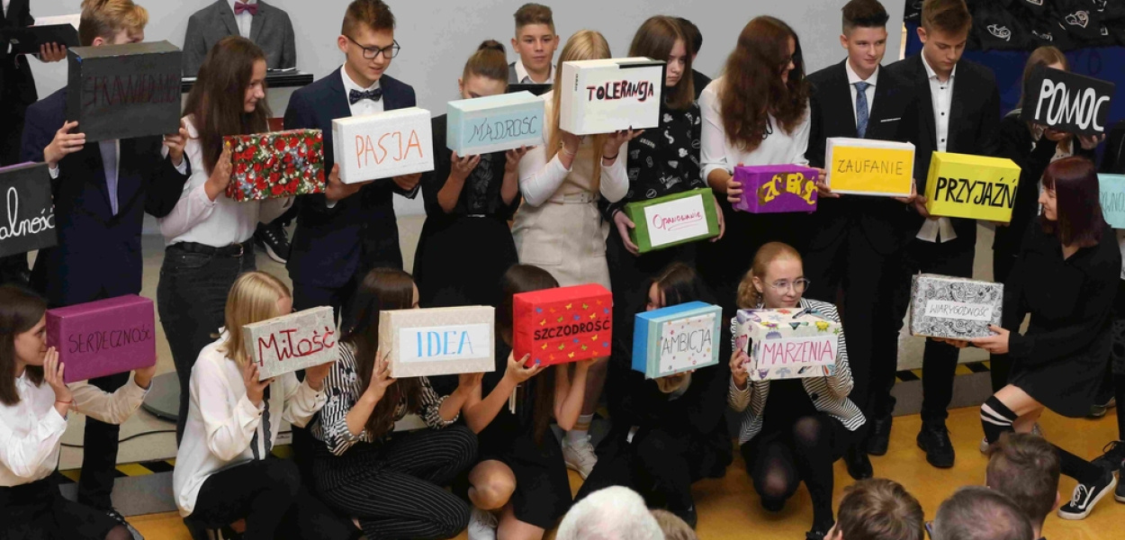 Uczniowie klas pierwszych akademickich po uroczystej immatrykulacji