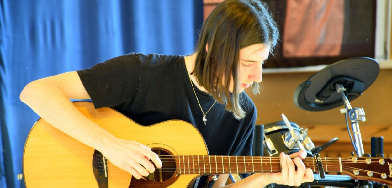 Uczniowie II LO zagrali dla chorej absolwentki