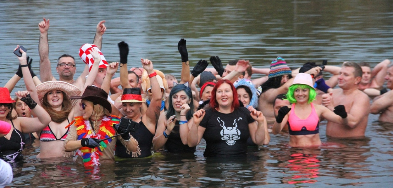 Mokre ciała, zdrowy duch. Morsy rozpoczęły sezon