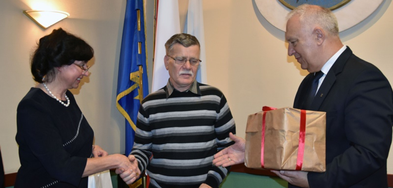 Podziękowania i prezenty dla honorowych dawców krwi