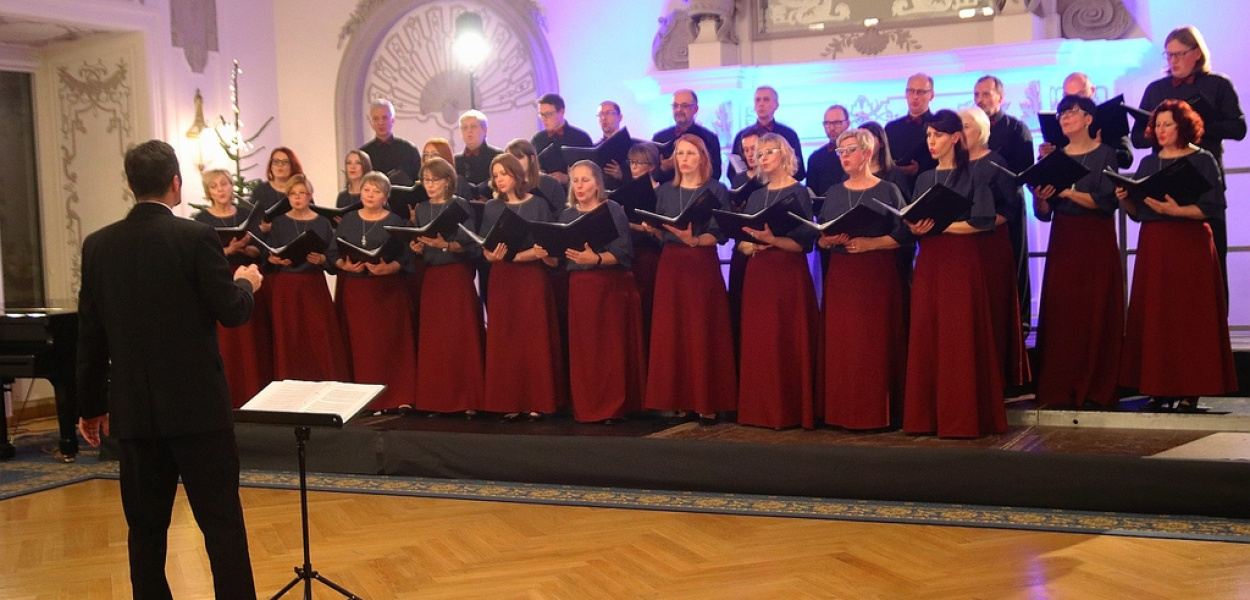 Wielkiemu mistrzowi w dowód nieustającej pamięci zaśpiewali